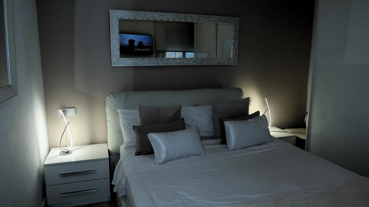 Entire Apartment , 2 Bedrooms Newly Remodeled Center Sitges Barcelona Екстер'єр фото